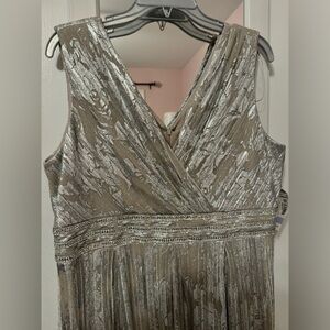 R&M Richards Women's Long Length Sleeveless Metallic Printed Gown